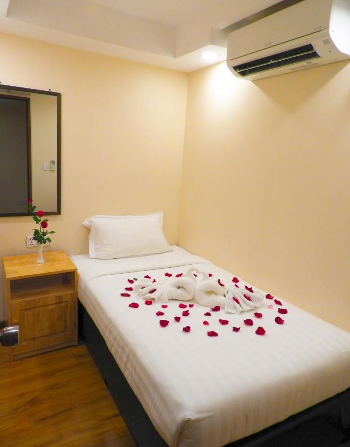 Backpacker Hostel (Adults Only) Rangoon Eksteriør billede
